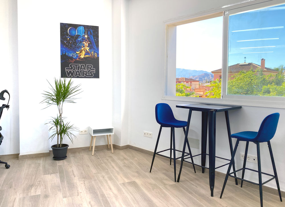 Oben.work est en ligne ! 3 oben coworking chaises hautes avec vue scène petite