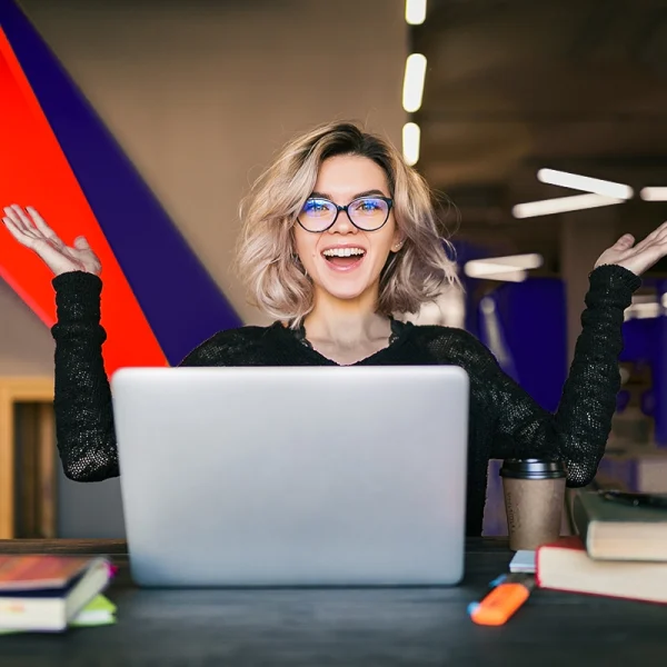 Woman in front of laptop enjoying working at Oben Coworking Coín